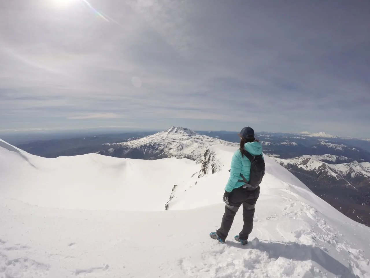 Montañista en la cumbre nevada del Volcán Lonquimay
