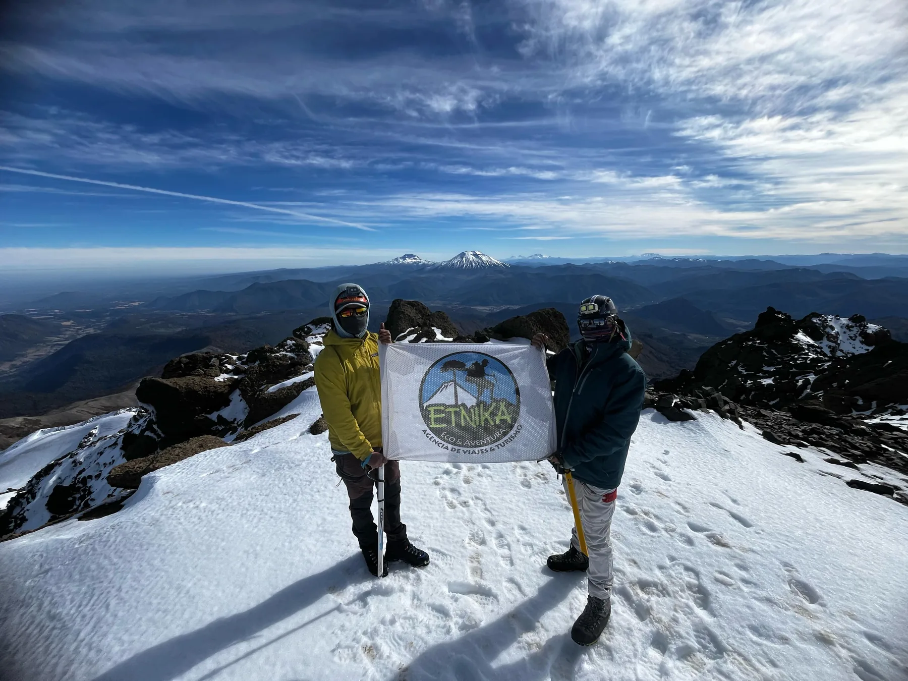 Ascenso a la cumbre nevada del Volcán Sierra Nevada con ETNIKA