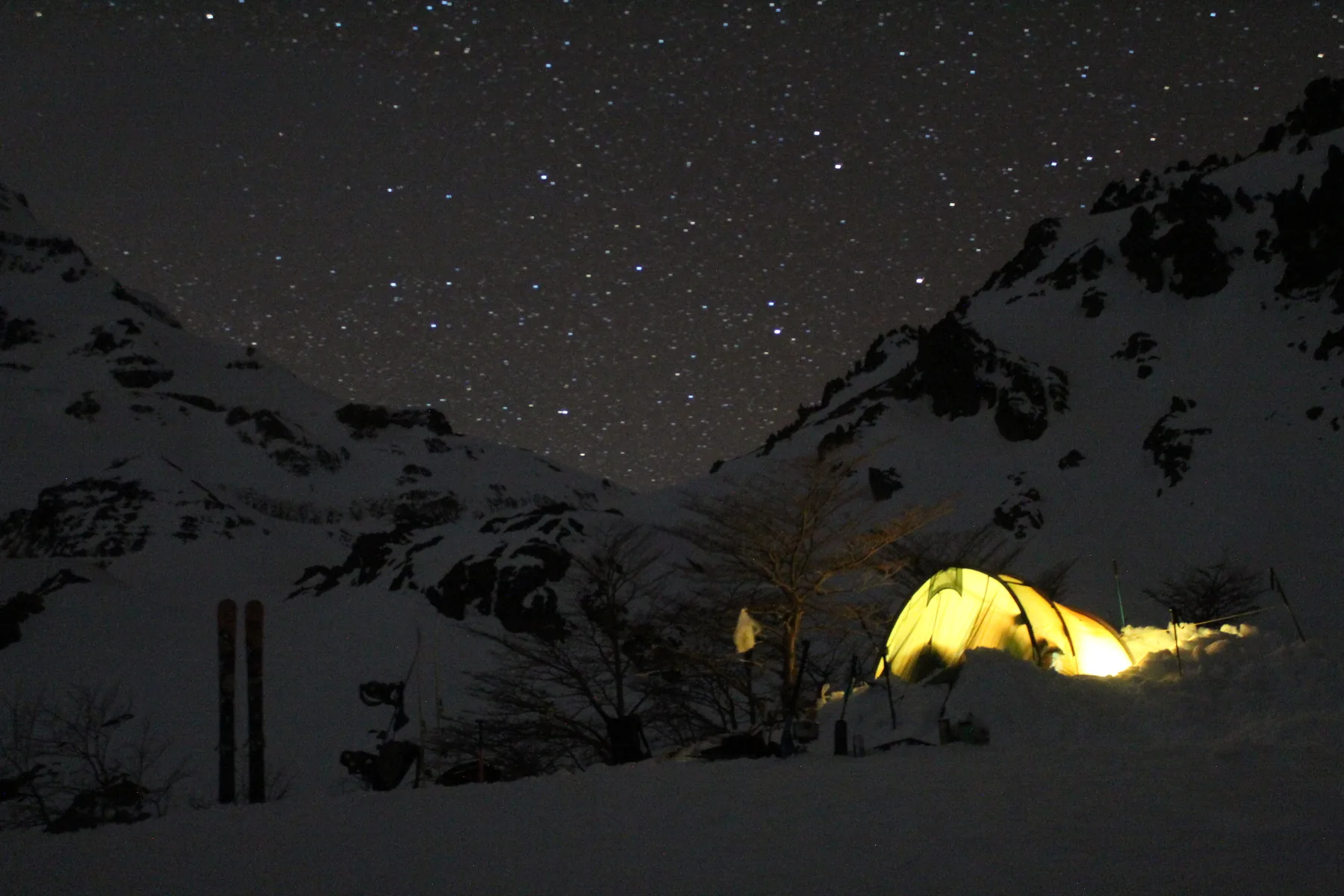 Campamento nocturno bajo el Volcán Tolhuaca