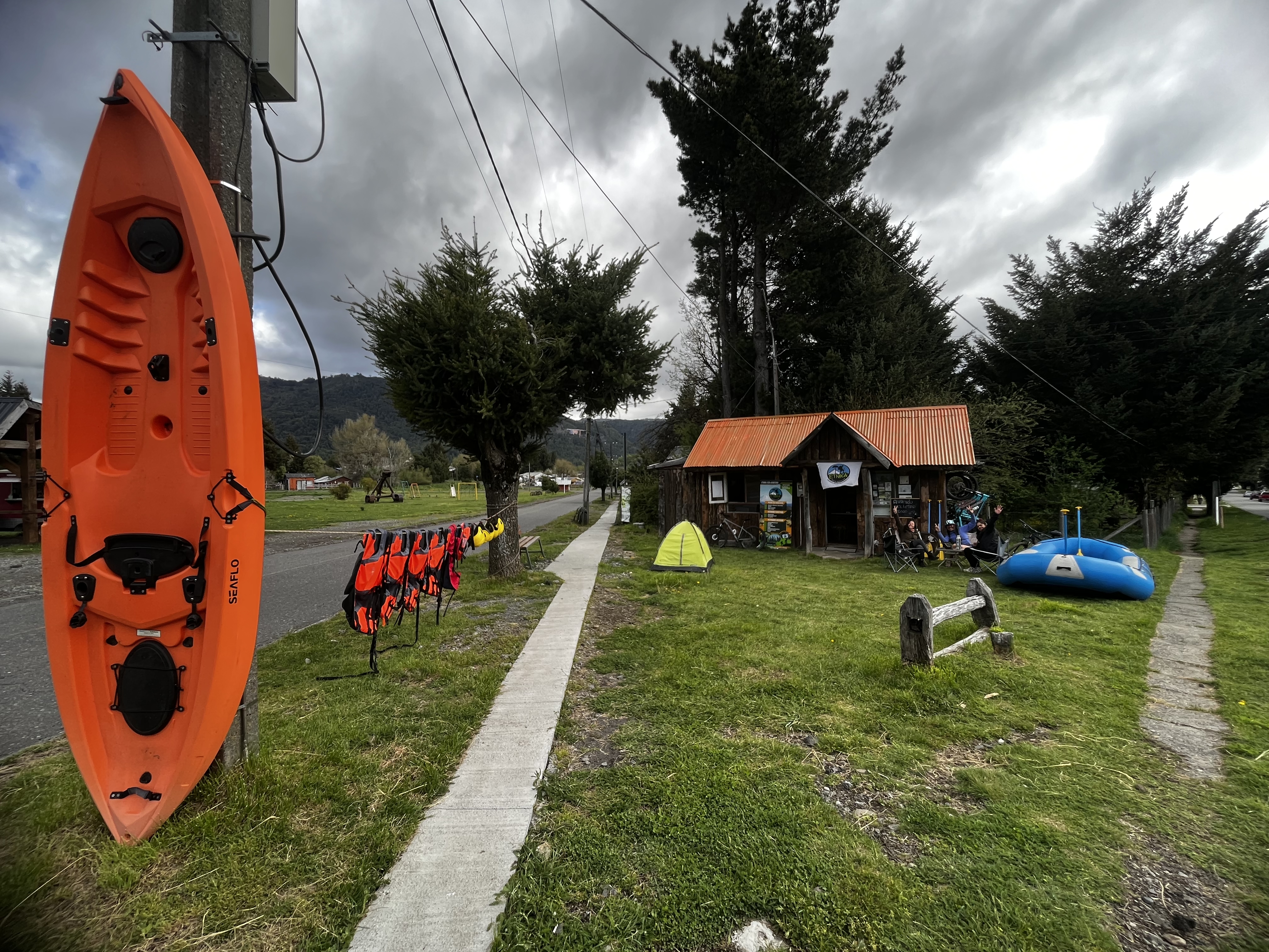 Referencia visual de la oficina ETNIKA en Esquina Av. Rinconada con Calle Sierra Nevada