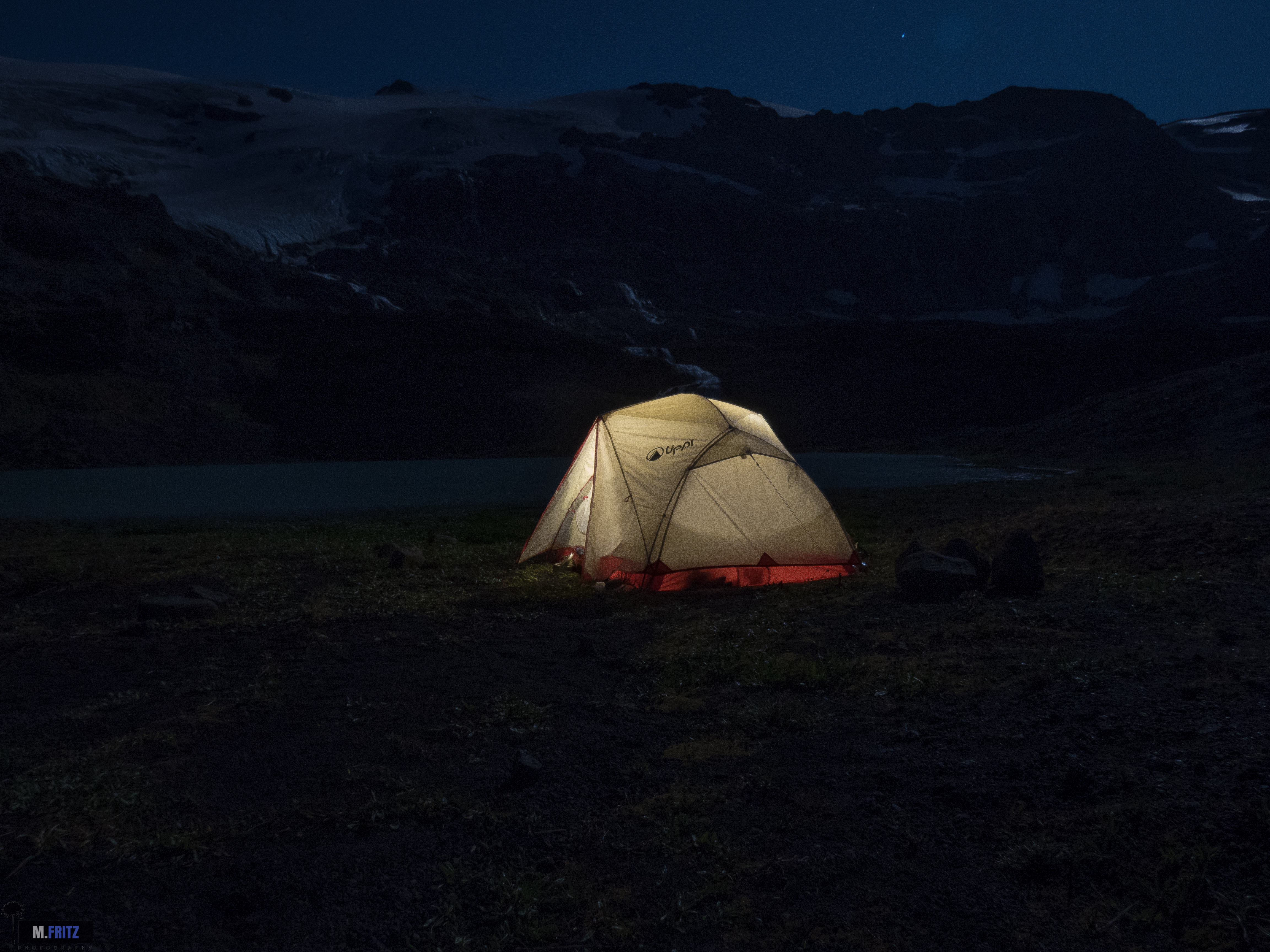 Carpa laguna espejo noche